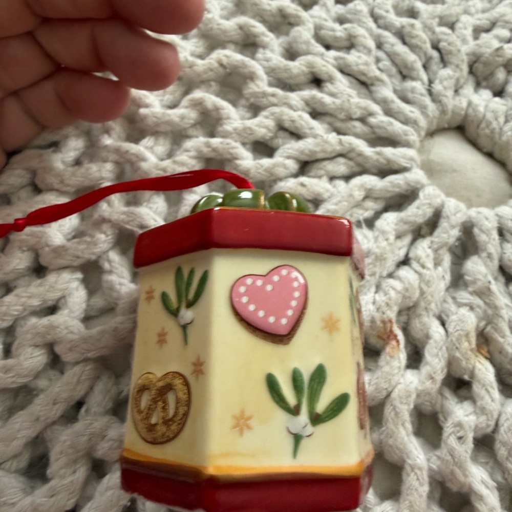 Villeroy & Boch Winter Bakery Gingerbread Box Porcelain Ornament - EUC - Picture 6 of 7